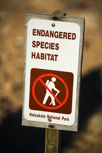 Segnale di habitat delle specie minacciate . — Foto Stock