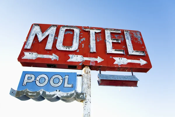 Zvětralé retro motelu znamení — Stock fotografie