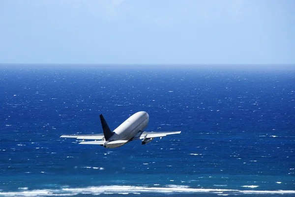 Airplane over ocean. — Stock Photo, Image