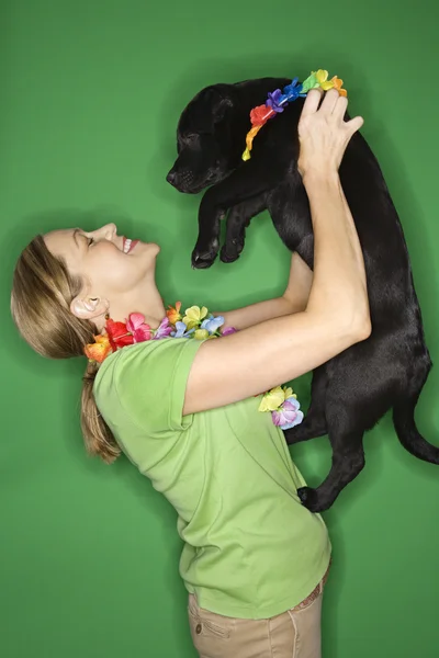 Mulher segurando cachorro preto . — Fotografia de Stock