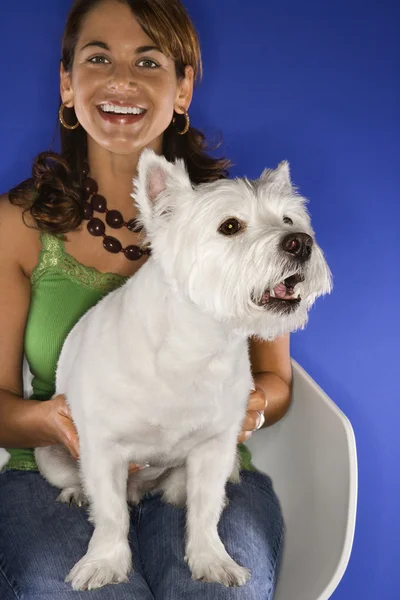 Frau hält weißen Terrier-Hund. — Stockfoto
