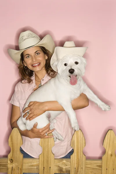Kvinna och hund bär cowboy hattar. — Stockfoto