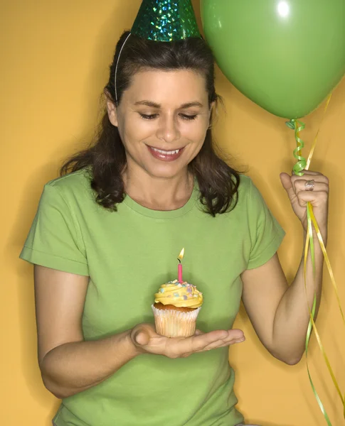 Kvinna som håller i födelsedagstårta. — Stockfoto
