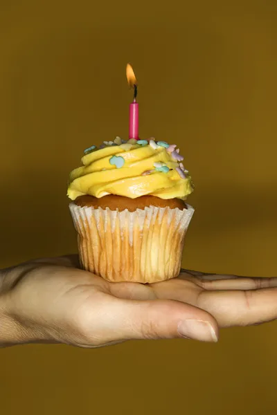 Mulher segurando aniversário cupcake. — Fotografia de Stock
