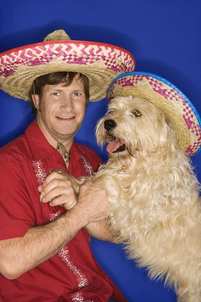 Pies i człowiek nosi sombrera. — Zdjęcie stockowe