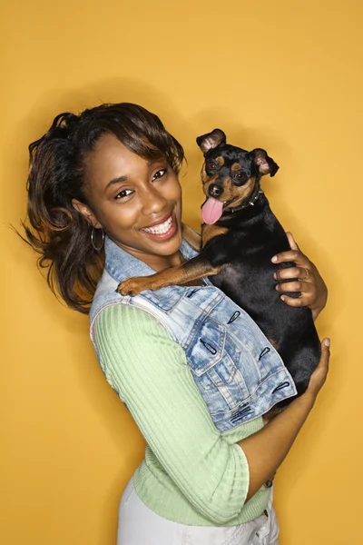 Vrouw met kleine hond. — Stockfoto