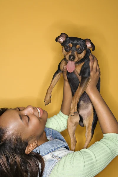 Vrouw met kleine hond. — Stockfoto