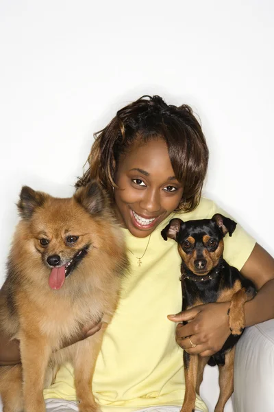 Vrouw bedrijf honden. — Stockfoto