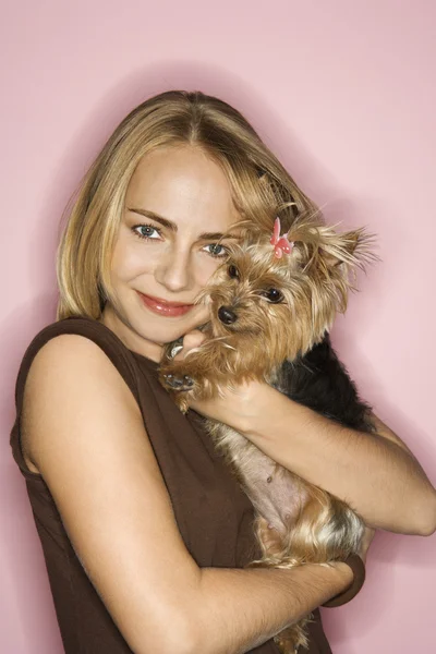 Kvinna med yorkshire terrier hund. — Stockfoto
