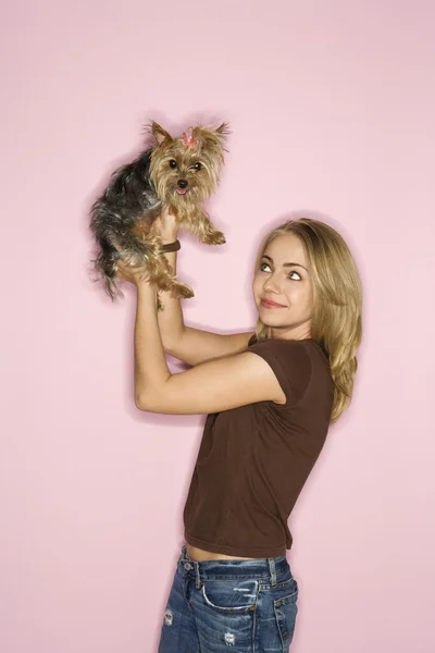 요크 셔 테리어 강아지와 여자. — 스톡 사진