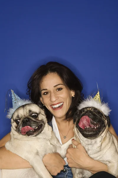 Frau hält zwei Mops-Hunde. — Stockfoto