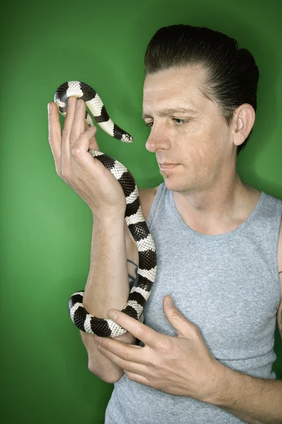 Чоловік тримає Каліфорнії Королівська змія. — стокове фото