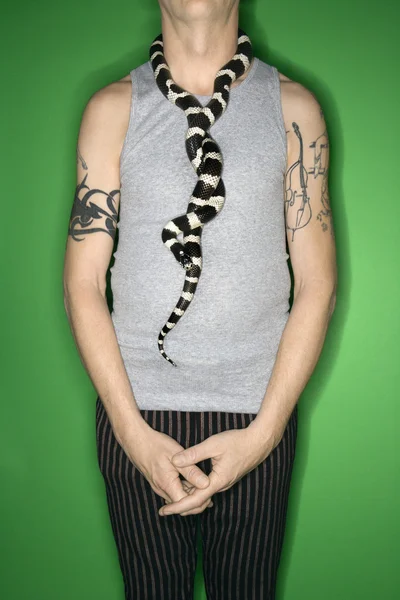 Людина, носіння Каліфорнії Королівська змія.. — стокове фото
