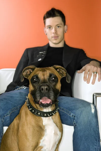 Boxer köpek olan genç adam. — Stok fotoğraf