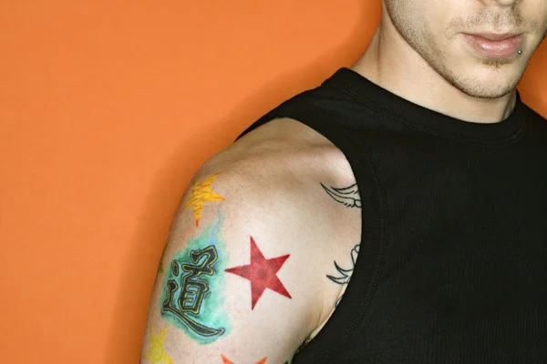 Людина з татуюваннями . — стокове фото