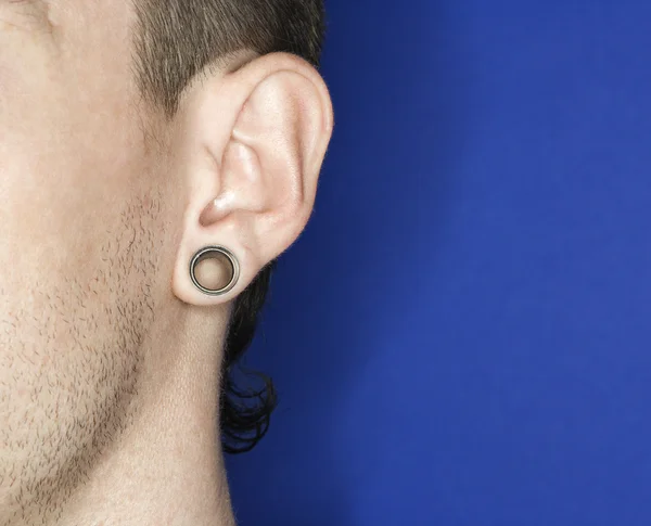 Homem com orelha perfurada . — Fotografia de Stock