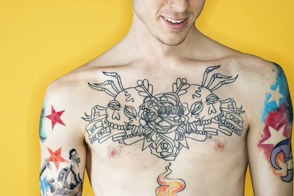 Senza maglietta tatuato petto maschile . — Foto Stock