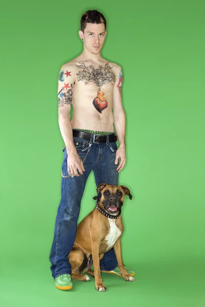 Homem com Boxer cão . — Fotografia de Stock