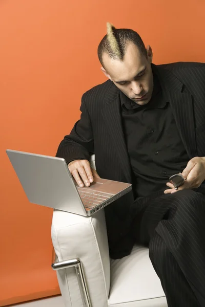 Affärsman på laptop och mobiltelefon. — Stockfoto
