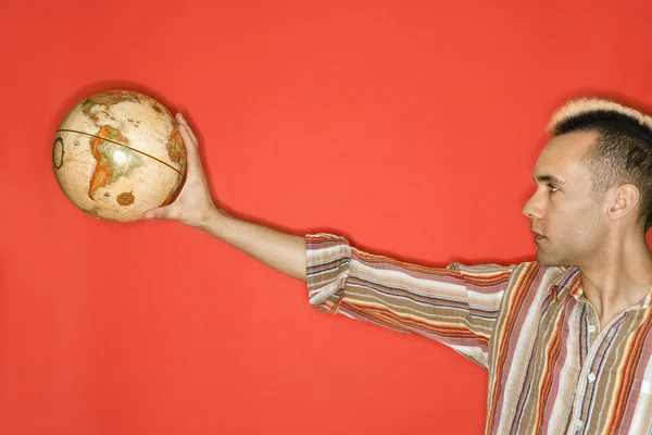 Homem segurando globo mundial . — Fotografia de Stock