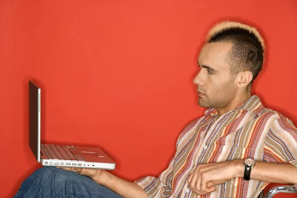 Hombre sosteniendo ordenador portátil . — Foto de Stock