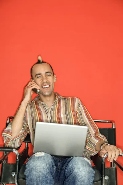 Человек с ноутбуком и мобильным телефоном . — стоковое фото