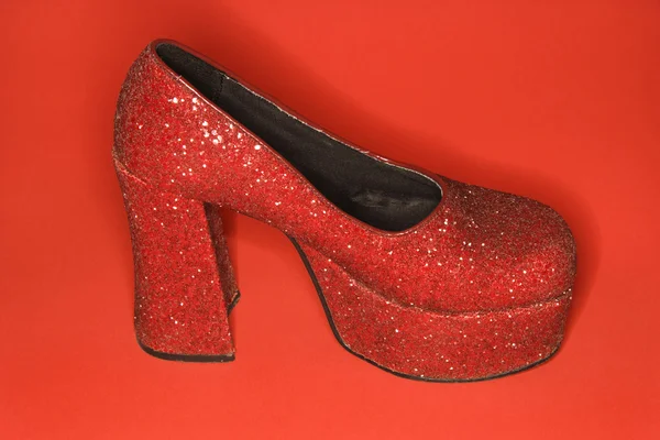 Zapato tacón alto brillo rojo . — Foto de Stock