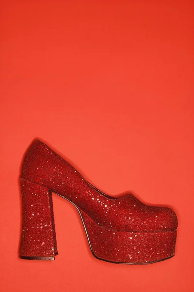 Piros csillogó magassarkú cipő. — Stock Fotó