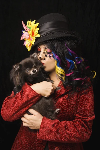 Donna con cane pomerania . — Foto Stock