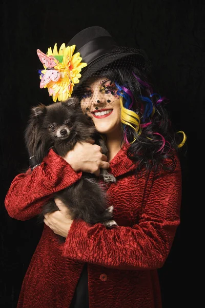 Женщина с померанской собакой . — стоковое фото