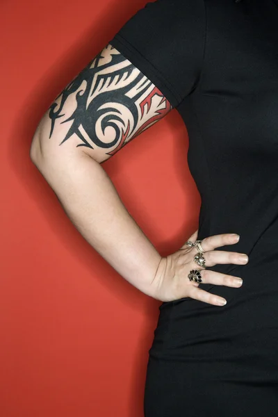 Tatuado braço mulher . — Fotografia de Stock