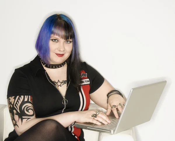 Mulher com computador portátil . — Fotografia de Stock