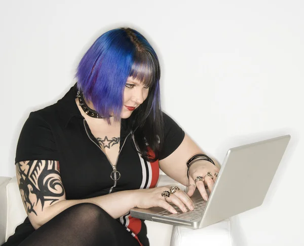Femme sur ordinateur portable . — Photo