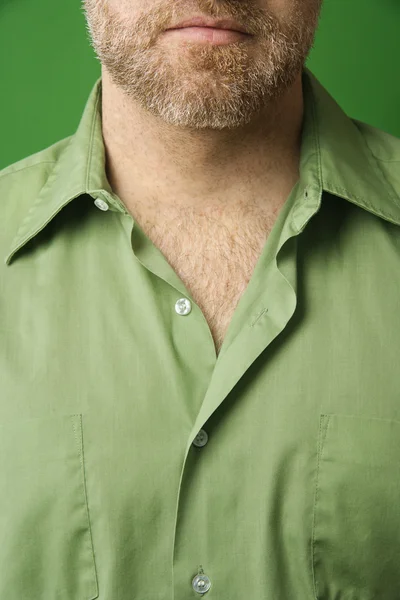 Homem caucasiano com gola aberta . — Fotografia de Stock