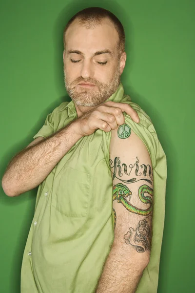 Uomo caucasico mostrando tatuaggio . — Foto Stock