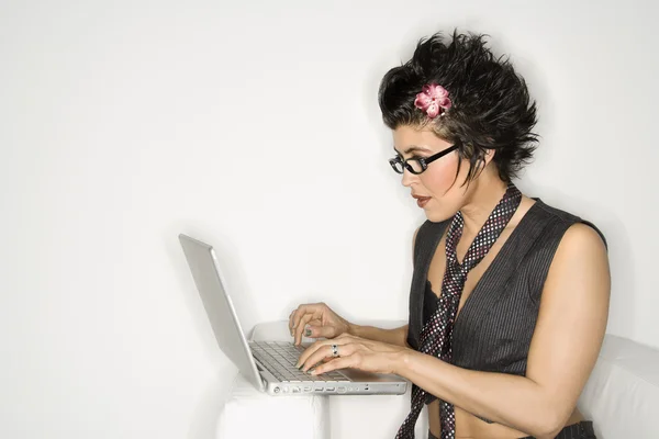 Mulher latina no laptop . — Fotografia de Stock