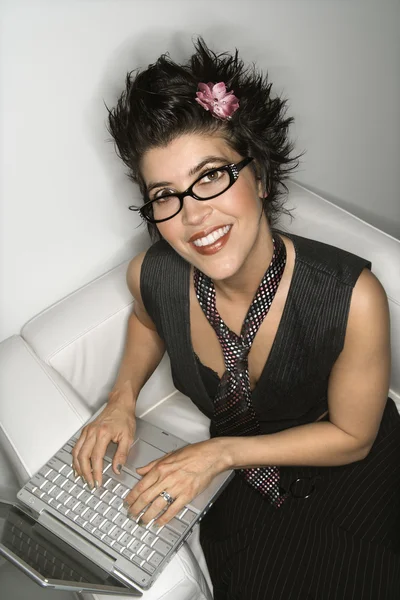 在笔记本电脑上的拉丁女人. — 图库照片