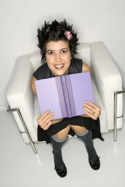 Mujer hispana con libro . — Foto de Stock