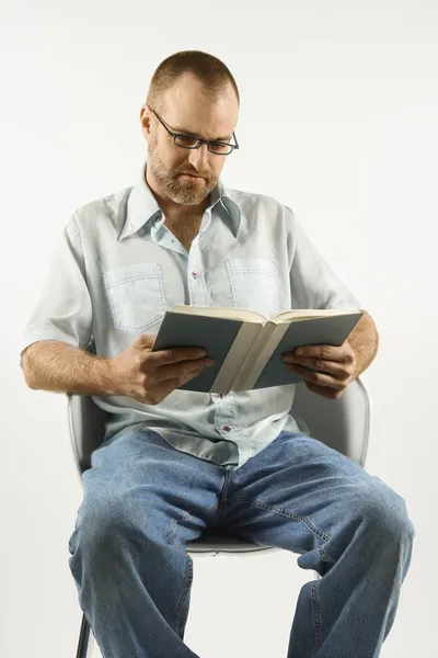 Muž čte knihu. — Stock fotografie