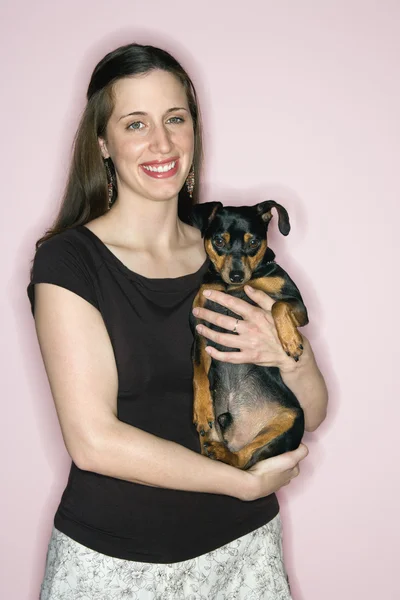 Mujer sosteniendo Miniatura Pinscher perro . —  Fotos de Stock