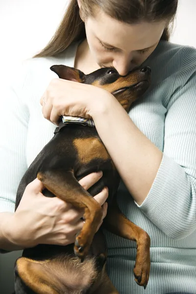여자와 소형 pinscher 개. — 스톡 사진