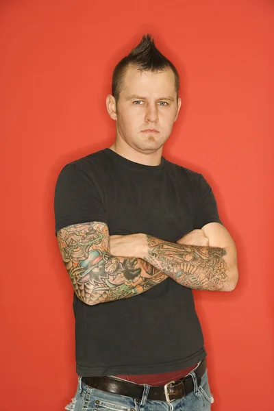 Muž s mohawk a tetování. — Stock fotografie