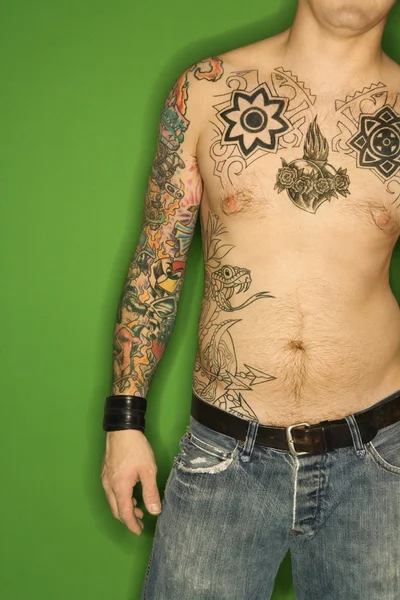 Shirtless man met tatoeages. — Stockfoto