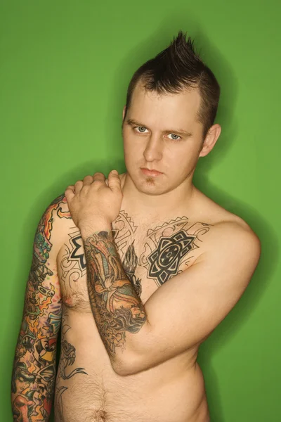 Hombre sin camisa con tatuajes . — Foto de Stock