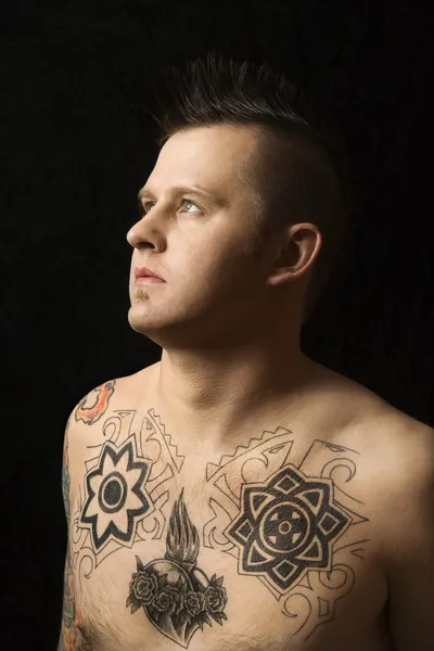 Félmeztelen férfi tetoválás. — Stock Fotó