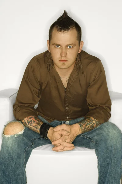 Muž s tetováním a mohawk. — Stock fotografie