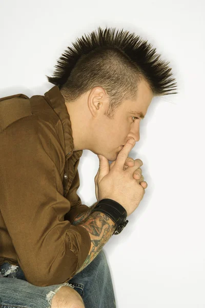 Uomo con tatuaggi e mohawk . — Foto Stock