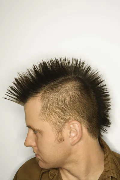 Homme caucasien aux cheveux punk . — Photo