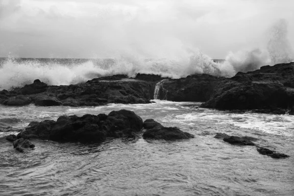 바위에 파도. — 스톡 사진