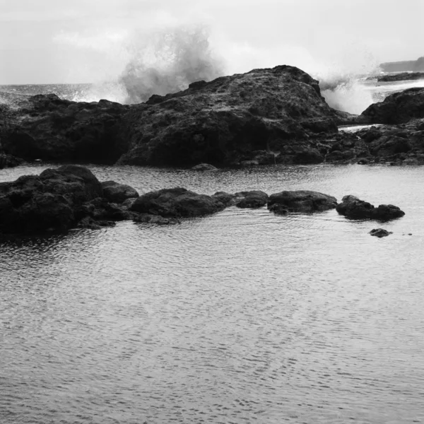 Vlny na skalách. — Stock fotografie